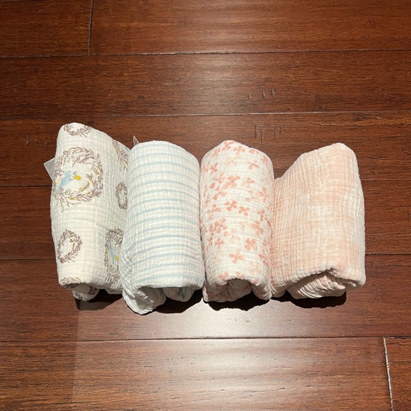 aden + anais Essentials Muslin Swaddle Receiving Blankets 100% Cotton 4 Pack - Picture 1 of 2